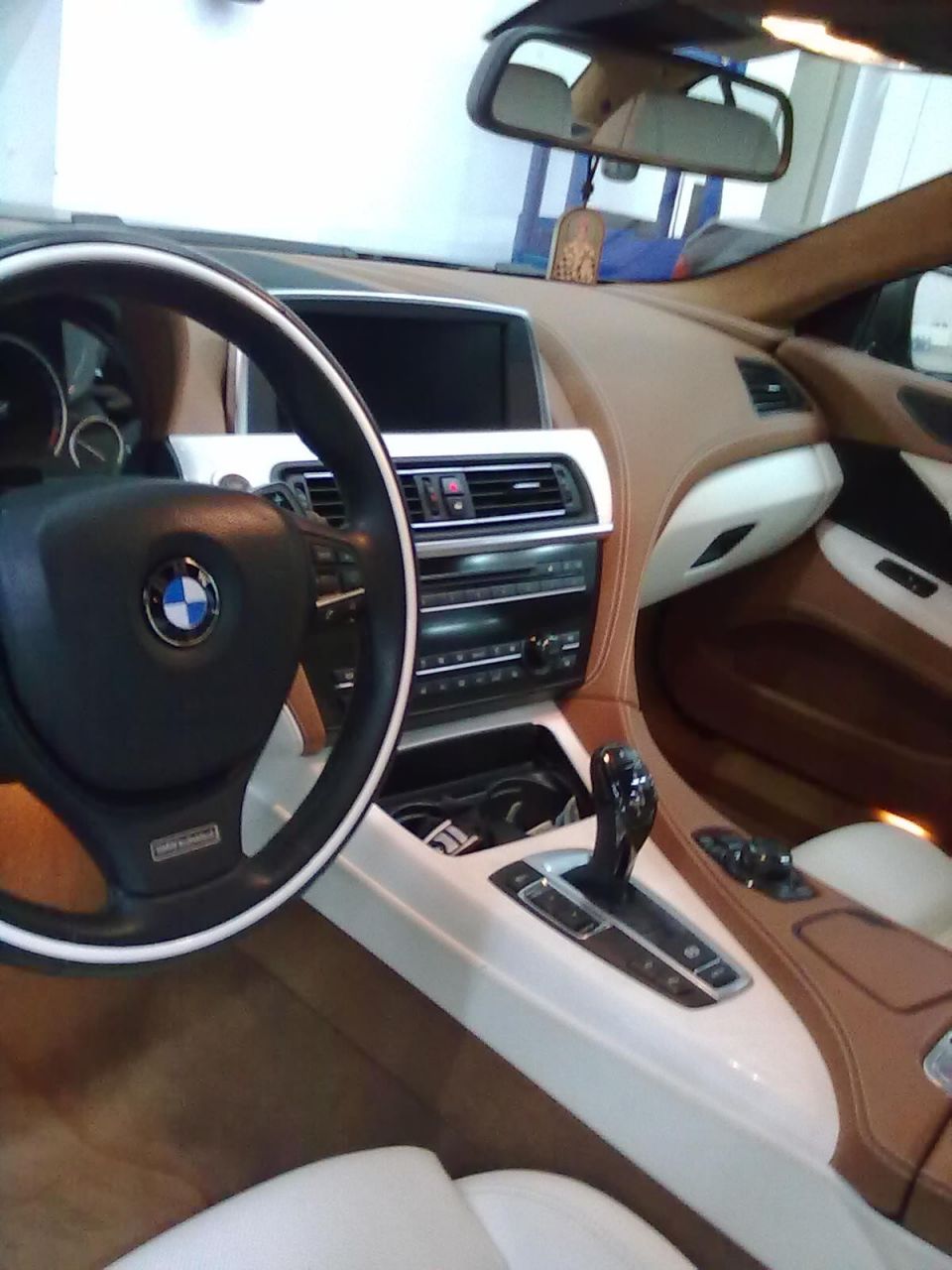 650i gran cupe :D  Imao problem kad ide 260km/h  nesto lupa nazad :/