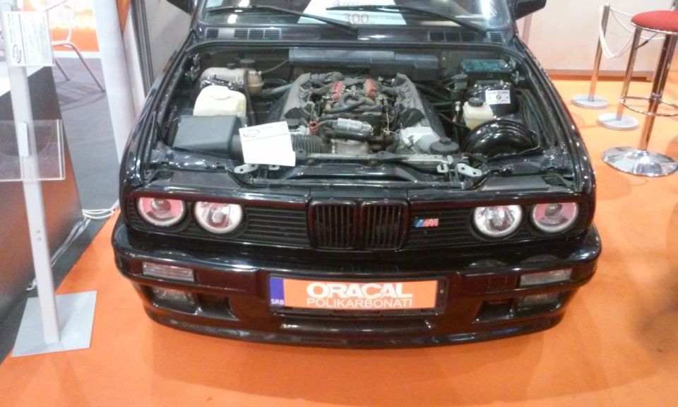 Slike sa beogradskog sajma 2015 BMW E30 SA V8 motorom