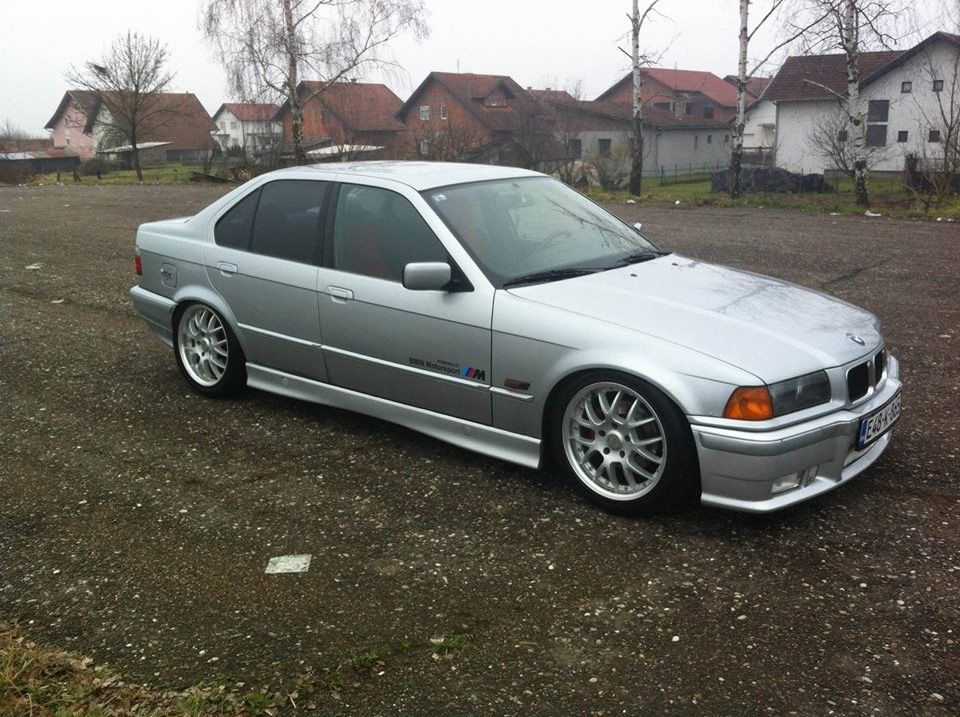 BMW e36 325i 2.5 benzin 192KS.. Otkida zadnji kraj :D