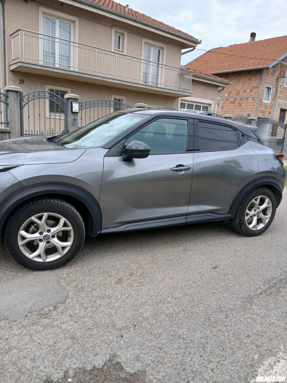 Nissan Juke F.1 1700, 2022. godišteProdajem auto izuzetno očuvan, bukvalno kao nov. Prvi vlasnik, redovno servisiran.Prešao 59.000 km,Džip/SUVBenzinKubikaža: 999 cm384/114 (kW/KS)Euro 6Pogon: PrednjiManuelni 6 brzina4/5 vrata5 sedištaManuelna klimaBoja: SivaMaterijal enterijera: ŠtofBoja enterijera: SivaRegistrovan do: 02.2027.Domaće tabliceNije oštećenAirbag za vozača i suvozača, Bočni airbag, ABS, ESP, ASR, Centralno zaključavanje, Asistencija praćenja trake, Automatsko kočenjeServo volan, Multifunkcionalni volan, Tempomat, Daljinsko zaključavanje, Putni računar, Električni podizači prozora, Senzori za svetla, Aluminijumske felne, Bluetooth, Radio/Kasetofon, LED prednja svetla, LED zadnja svetla, Hands freeI, SOFIX sistem, Start-stop sistem, Glasovne komande, Elektrosklopivi retrovizori, Dnevna svetla, Ekran na dodir, USB, Digitalni radio, Utičnica od 12V, Podešavanje volana po visini, Držači za čaše, Rezervni točak, Indikator niskog pritiska u gumama, Asistencija za kretanje na uzbrdici, AUX konekcija, Apple CarPlay, Android AutoPrvi vlasnik, Kupljen nov u Srbiji, Servisna knjiga, Rezervni ključ.17.900 €Kontakt: 0641134677