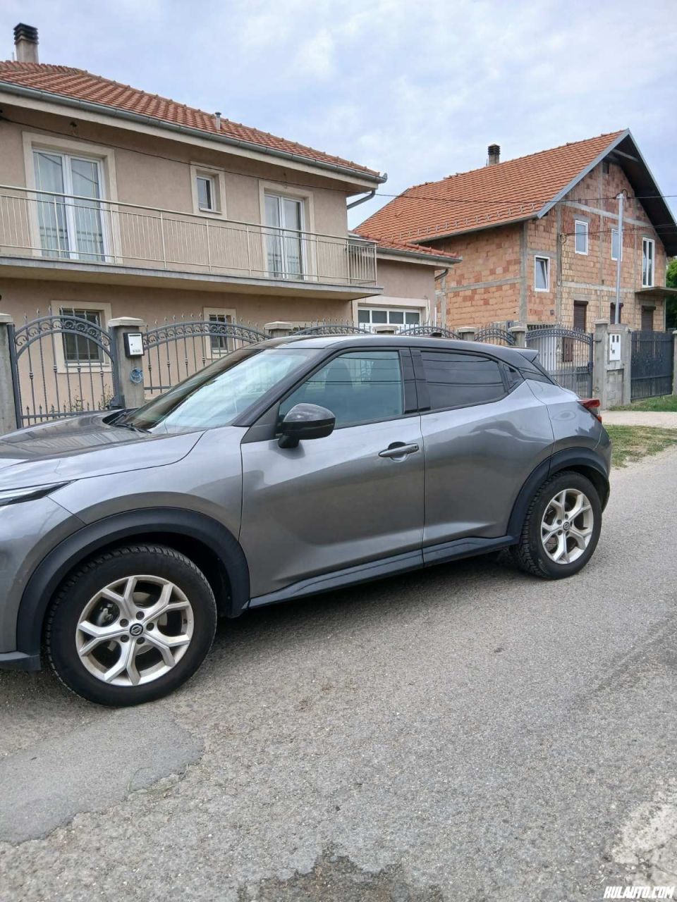 Nissan Juke F.1 1700, 2022. godišteProdajem auto izuzetno očuvan, bukvalno kao nov. Prvi vlasnik, redovno servisiran.Prešao 59.000 km,Džip/SUVBenzinKubikaža: 999 cm384/114 (kW/KS)Euro 6Pogon: PrednjiManuelni 6 brzina4/5 vrata5 sedištaManuelna klimaBoja: SivaMaterijal enterijera: ŠtofBoja enterijera: SivaRegistrovan do: 02.2027.Domaće tabliceNije oštećenAirbag za vozača i suvozača, Bočni airbag, ABS, ESP, ASR, Centralno zaključavanje, Asistencija praćenja trake, Automatsko kočenjeServo volan, Multifunkcionalni volan, Tempomat, Daljinsko zaključavanje, Putni računar, Električni podizači prozora, Senzori za svetla, Aluminijumske felne, Bluetooth, Radio/Kasetofon, LED prednja svetla, LED zadnja svetla, Hands freeI, SOFIX sistem, Start-stop sistem, Glasovne komande, Elektrosklopivi retrovizori, Dnevna svetla, Ekran na dodir, USB, Digitalni radio, Utičnica od 12V, Podešavanje volana po visini, Držači za čaše, Rezervni točak, Indikator niskog pritiska u gumama, Asistencija za kretanje na uzbrdici, AUX konekcija, Apple CarPlay, Android AutoPrvi vlasnik, Kupljen nov u Srbiji, Servisna knjiga, Rezervni ključ.17.900 €Kontakt: 0641134677